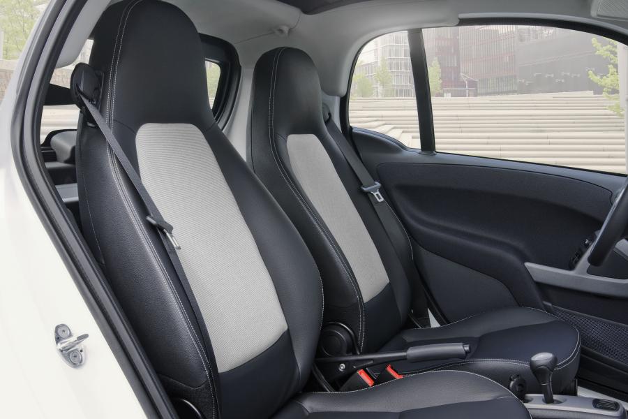 Интерьер Smart ForTwo Cabrio Edition Iceshine 2012 года  (фото 6 из 19)